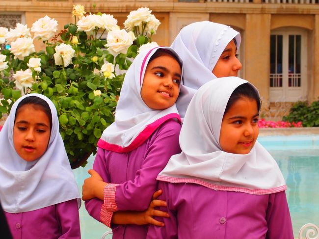 別の学校の子たち。<br /><br />なんか女の子ばっかなんだけど、小学校も男女別なのかな。