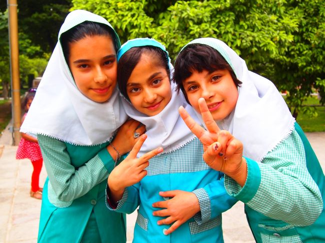 イランもピースする文化だね〜。<br />2人やってるもんね。<br /><br />こっちからは頼んでないよ。