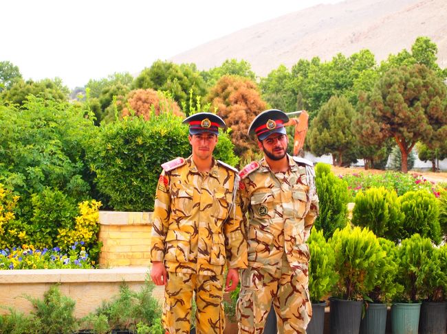 警官だか警備員のお兄さん達も快く写真に応じてくれた。<br />割とイケメン？！<br /><br />まあ言うほどの施設じゃなかったけど、こういう地元の人たちとの触れ合いが楽しいのでOK。