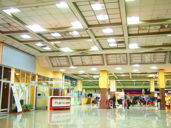 23:30、今朝同じツアーだったシアトル在住のメキシコ人の男の子とタクシーをシェアして空港へ。一人5万リアル≒$1.50。<br /><br />出発までは3時間以上あるのにラウンジ無い、お店少ない、カフェ激高な暇過ぎ空港。<br />Wi-Fiアリと自分で手帳に走り書きしてたけどネットした記憶がナイ・・・。<br /><br />とにかく話し相手がいて良かったε-(´∀｀; )<br />イスタンブール経由で次はレバノン行くんだって。