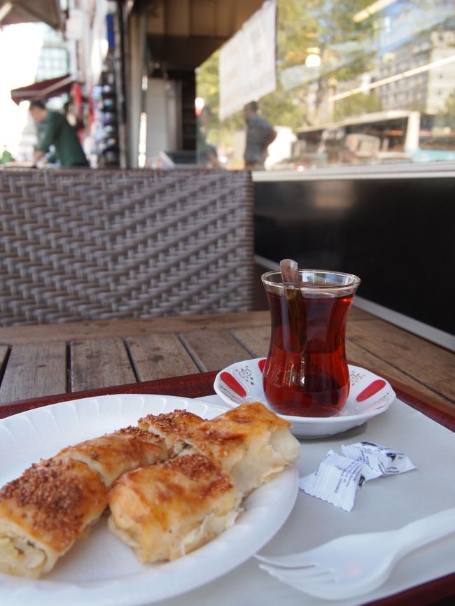 終点のアクサライで降りてぶらぶら。<br />ああ、もう肌を出してもいいんだ〜。凄い解放感！！<br /><br />でも気付くとウッカリ前を合わせているのが可笑しい。<br />Thank youって言おうとしてMerciとか言っちゃうしw<br /><br />とりあえず前から良さそうと思っていたカフェでいかにもトルコな朝ご飯。3.50リラ。