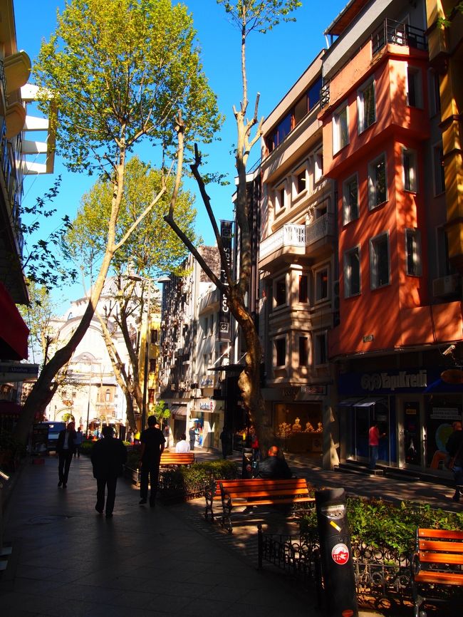 最近トラムは高いんで乗りません。<br />メトロのアクサライ往復以外は徒歩で。<br /><br />この暑いのにヒジャブかぶってる人とか見ると「ご苦労さま〜」とか、もうすっか他人ごと（笑）。<br /><br />グランド・バザール脇の小路を入ってヌルオスマニエ通り。<br /><br /><br />