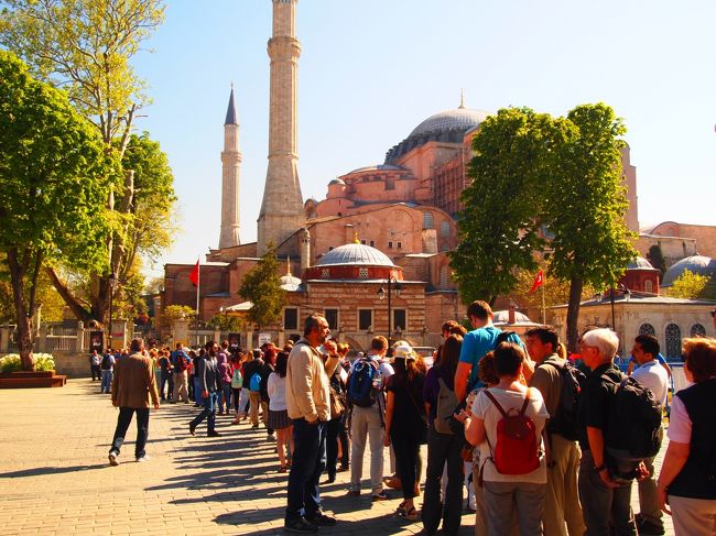 カーペット無いなあ。<br />アヤソフィアの中なのかな？<br /><br />入場料高いからアヤソフィアっていつも避けちゃうんだけど、諦めて入ろうとしたらこの行列。<br />並ぶのイヤなんで、もうカーペットいいや…&gt;_&lt;…