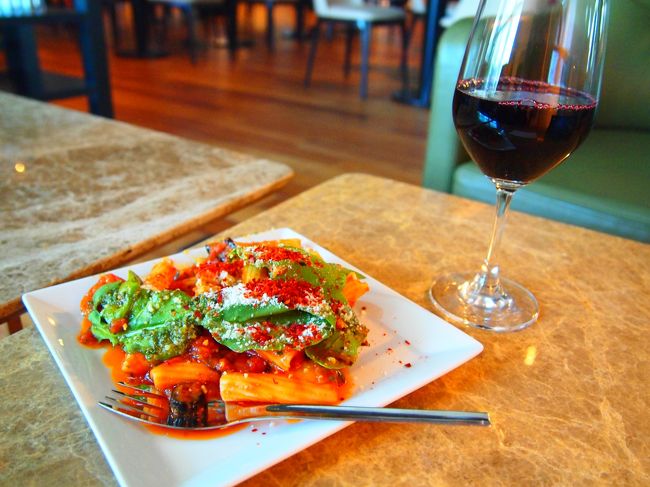 正午頃には空港に戻って、大好きなTKラウンジでランチ。<br />きっとこの後の機内食もリガトーニだけどいいの。このリガトーニ美味しいんだもん。<br /><br />そして1週間振りのアルコール。<br />いや、日本じゃ数週間飲まないことなんてザラなんだけど、ダメって言われると欲しくなるのよね。