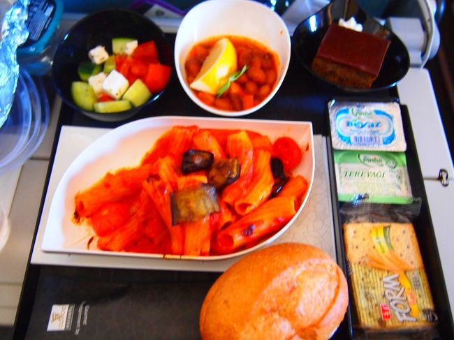 13:50発TK成田行き。<br /><br />憶えてないけど、テーブルの形状から察するにEXIT or バルクを取りそびれた模様。<br />というかTK（特にoutbound）は近年いつもキビシイ。<br /><br />やっぱりリガトーニだったね（笑）。<br />私が選ばないだけで、もう一つのチョイスはもちろんお肉だったと思うけど。<br />