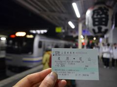 所用時間的には別な駅から乗った方がいいんですけど、通しの乗車券で松山まで買っているので成田駅から18:14の総武線で出発。余談ですが、ハマっ子的にこの電車は総武線ではなく横須賀線の総武快速直通です。
１月の成田は成田山への初詣参拝客が多いですねー。