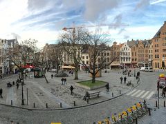 到着して、ホテルのバルコニーから見た景色です。iPhoneの横パノラマです。
左の奥を進むとグランプラスです。

まだ明るい時間ですが、ご覧の通り人が少ないです。

ホテルの前の広場でギターの弾き語りをしていました。チップをあげてiPhoneで撮影させて貰いました。

http://youtu.be/JhFteDZouO4