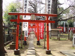 参道の左手には武芳稲荷神社があります。