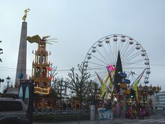 憲法広場は、クリスマスマーケットになっていました。
金の女神像は、第一次世界大戦の戦没者慰霊碑です。
２０世紀初頭のルクセンブルクは、ドイツの占領下で苦しみ、ベルギーの併合政策に苦しみ、段々とフランス寄りにならざるを得ませんでした。
ルクセンブルク語はドイツ系の言葉ですが、現在多く使われているのがフランス語というのは、そうした歴史の結果なのでしょう。
現在のルクセンブルクは、人口の３分の１は外国人となっています。その大多数はヨーロッパ系の人々です。
蛇足ですが、結婚後の夫婦別姓も選択可能で、２０１５年から同性婚も認められました。
現首相のグザヴィエ・ベッテル氏は、男性パートナーのベルギー人建築家ゴティエ・デストネと同性結婚しました。
