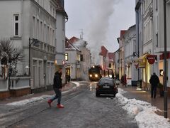 地元の人は慣れたものでビクともせずに横断しています。