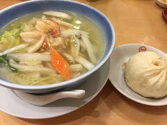 阪急とモノレールで伊丹空港へ向かいました。
ANA到着ロビーにある５５１蓬莱のレストランで夕食です。
海鮮麺と肉まんのセットにしました。
お土産も購入できます。