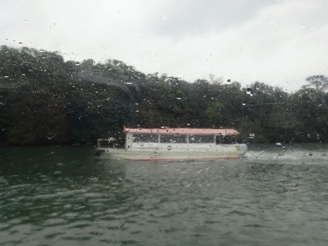 雨が…。ビニールシートで雨除け＆寒さしのぎです…シートを上げても大丈夫と思うけど、乗船してる大勢が寒がりで、友達が上げても「下ろして」と言われました
