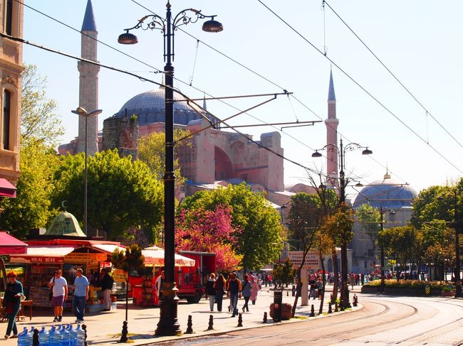 ふと何処からか微かなスパイスの香りが漂ってきて、あっという間に都会の喧騒に掻き消された。<br />あの濃厚なスパイスの匂いが懐かしくなって、ああ、もうここはイランじゃないんだと急に悲しくなる。<br /><br />通りを歩いていると一人のトルクメン女性とすれ違った。<br />あの独特なスカーフの巻き方。もう間違えない。<br />感動のあまり思わず声を掛けそうになる。<br /><br />