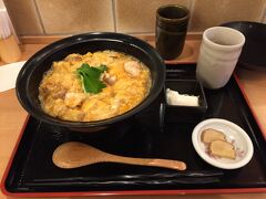 まず、KITTE地下の秋田比内地鶏のお店「本家あべや」で早めのランチ。
親子丼定食1,100円。卵とろとろで美味しかった。付け合わせのいぶりがっこは初めて食べたけど、スモークした沢庵って感じ。