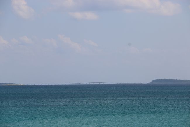 来間大橋が見えます。