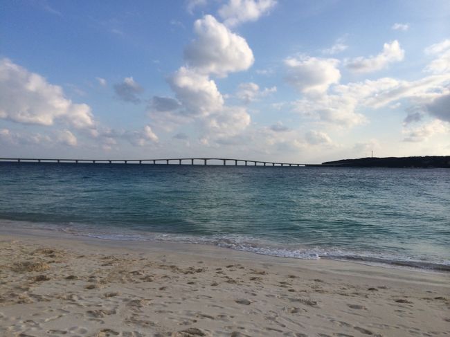 来間大橋が見えます。