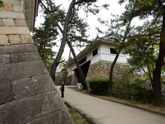 伏見櫓を右に迂回すると筋鉄御門が見えてきました！　これも伏見城からの移築の現存です！！
