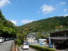 雨が上がったので鯉のぼりを出しているところだった。

超田舎に位置するのに、村興しが成功している典型例なのだろう。

また行きたいと思うが、何しろ遠い。

でも一度は行ってみてもいいかもしれませんよ。

その３赤穂城に続く