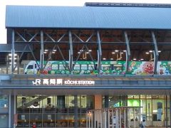2016.03.21　高知
早朝の高知駅にやってきた。特急「南風」は相変わらずアンパンマン。