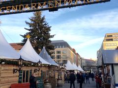 Fassbender & Rauschでひと休み、ネットをやった後は道を渡ってクリスマスマーケットを覗きました。
Gendarmenmarkt 
The Capital's Christmas Market
が道路の反対側にありました。入場料を1ユーロ払って入ります。