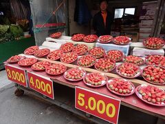 3月29日（火）3日目

今日はまず、チャガルチ市場へ。
旬のイチゴが並んでいます。
美味しそう♪
それに安い〜！

でも、これからお出かけなので
1日持ち歩くわけにも行かず、断念。
いつもこのパターンなんですよね〜。
残念。。。