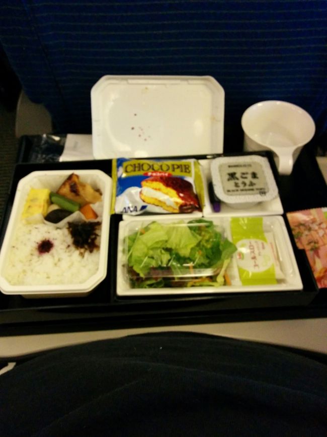 本日の機内食です。<br />短距離国内線でもちゃんと出ます。<br />