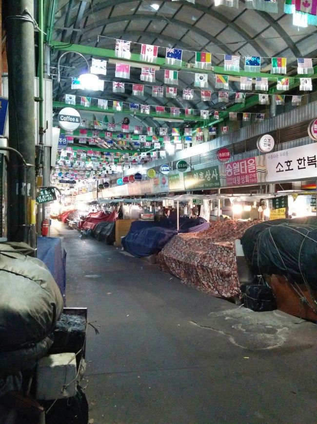 タクシーで南大門にやってきました。<br />夜なので結構、しまっているお店が多いです。