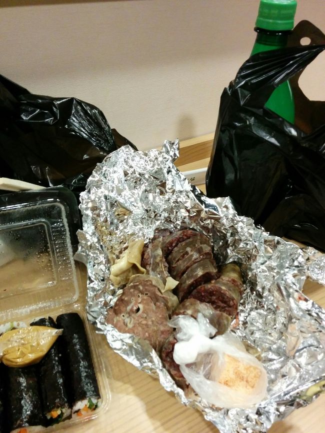 南大門でこの他にもスンデも購入しました。<br />テイクアウトで購入するとアルミホイルに入れてくれます。