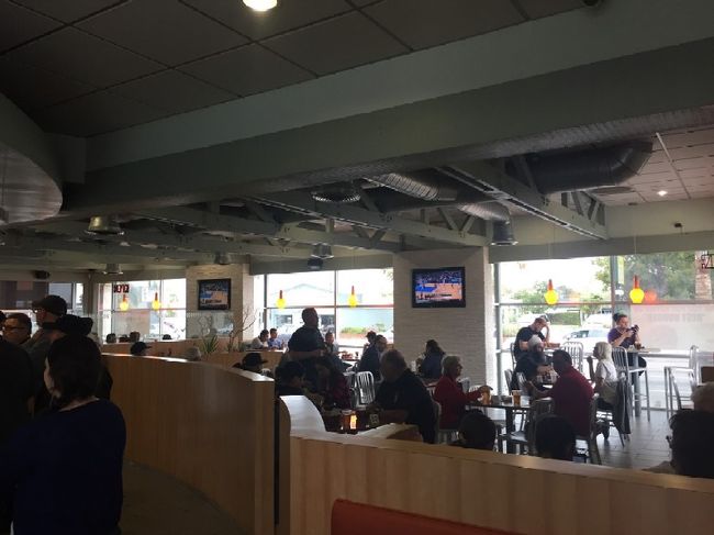 <br />今までのオールドスクールなハンバーガーショップとはオーラが異なる店！