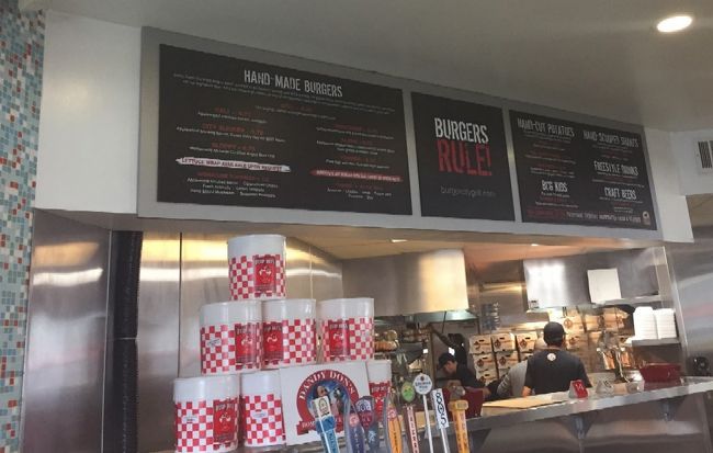 Southbay（サウスベイ）のエリアで “Favorite Burger” としてi2011と2012年に “Best Burger” のアワードを受賞しているらしいから期待が高まる！