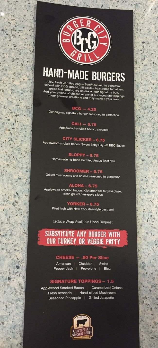 日本のグルメバーガー店ではビールも提供される店が多いが、アメリカのバーガーショップでアルコールを提供する店は意外と無い・・・<br />近年アメリカでは空前のクラフトビールブームだが、こちらぼバーガーショップではビールを提供している！<br />オーダーカウンターから見えるクラフトビールのタップの数は7つなので7種類あるだろう！