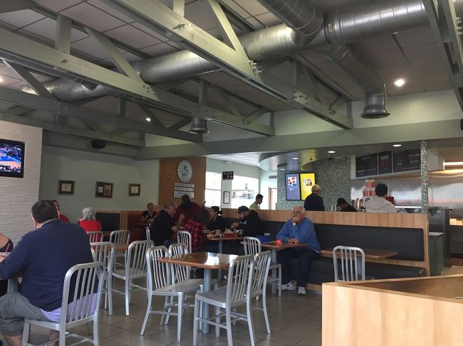 カウンターで注文しで好きな席に座り番号札をテーブルに置いてハンバーガーの登場を待つ！！