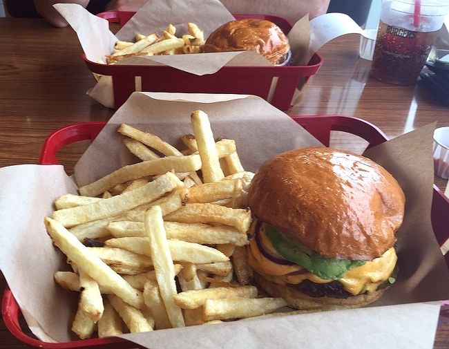 さて、僕がオーダーしたのは一番ベーシックで店名になっているBCG $4.25<br />店の看板のSignature Burger ってやつに＄0,6のトッピングのチーズの中からAmerican Cheeseと＄1.5のトッピングのAvocado（アボカド）を追加<br />FRIES（フライス）は $2.75、飲み放題のソーダ$2.25をプラスすれば税込で$12を超えるからアメリカのハンバーガーショップのイメージとしては高額なイメージ