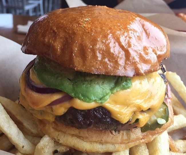 パティはAngus Beef （アンガスビーフ）100%を使い手ごねのHand toss、自家製pickle（ピクルス）、Roma tomatoes（ローマトマト）、 Green leaf lettuce（サニーレタス）、 Red onions（レッドオニオン）,そして表面が光ったオリジナルのバンズ！<br /><br />バンズの径はクラシックなアメリカンバーガーよりも小さめで厚めのPatty（パティ）はおそらく1/4ｌｂ(113g)くらい！<br />炭火で焼くChar Broil（チャーブロイル）では無いようだがジュシーな焼き具合！<br />日本の影響を受けた人気のUMAMI BURGERもそうだが、日本のグルメバーガーやニューヨークの人気バーガー店を意識しているように感じる！！<br />オールドスクールなハンバーガーに対してこちらは確実にNew School（ニュースクール）なバーガーなのでアメリカ人の好みは分かれるところだろう！<br /><br />次回プライベートで来る時にはやっぱりクラフトビールと共にバーガーを頂きたい！！<br />
