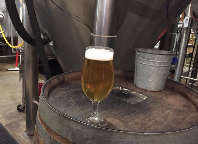 席といっても椅子は無く立ち飲みで、テーブルはフロアに置いてある樽・・・