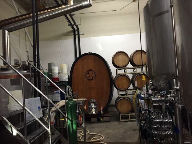 アメリカでは空前のクラフトビールブーム！！<br />このTorrance(トーランス/トーレンス)界隈にもクラフトビール１０店舗くらい醸造所くらいはあるらしくCRAZY!<br />特にLAカウンティーの中でもTorrance市は工業地帯なので土地代が安く倉庫など広い店舗が安く借りられ、仕事帰りの客も狙って成功した店の後を追い出店が相次いでいるという！<br /><br /><br />