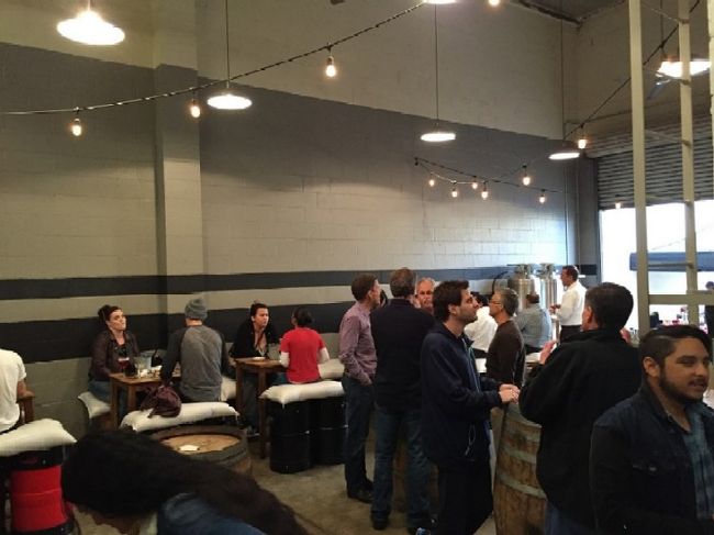 夕方５時前にmonkish BREWING CO.に到着するも店の駐車場は満車！！・・・かなり離れた場所に路上駐車して店へ！！<br />職場の連中が続々集まってくる・・・<br />さすがのハッピーフライデー！！　多くの人々で醸造所は大賑わい！！