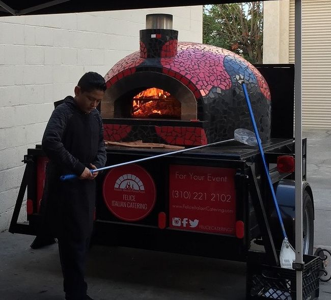 しかし店の外にはのピザ窯がありこの店の料理かと思いきや窯にはケータリングサービスの文字があるので、どうやら別の業者が移動販売しているだけのようだ！<br />しかも、フードの持ち込みはOKと書いてあるので外で買った好きな料理を持ち込める自由奔放でスーパーカジュアルな店！！