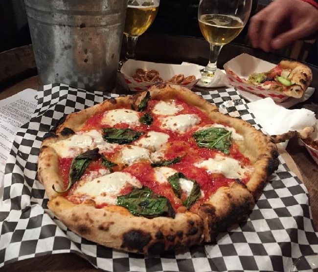 個性的なクラフトビールはそれぞれ違う味わい！！<br />外のケータリングのPIZZAは薪窯でモチモチのナポリスタイル！！<br />ナポリピッツァの定義で言えばベーシックでシンプルなマリナーラとマルゲリータだけ！<br />やっぱりモッツァレラ入りのマルゲリータが一番！<br /><br />中心は薄い生地で耳が膨らみもっちり感があるのがナポリピッツァの特徴だが、表面の香ばしさともモチモチ感もあり悪くない・・・<br />とはいえ、高温の薪窯に入れて１分ほどで一気に焼き上げるのがナポリピッツァのセオリーだが焼きすぎ感は否めない！<br /><br />ビールのアテというの考慮してなのか？生地の塩分は強め！<br />いずれにせよ、アメリカでようやくナポリピザが浸透し始めここ数年でアメリカのPIZZA事情も変わってきた！！