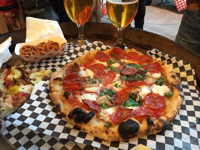 アメリカにおけるPIZZAの歴史は古く１００年を超え、アメリカ独自のPIZZA文化を築いてきたので簡単にナポリピッツァブームは来ないのだろう？と思っていたので驚きだが、具材に関してはイタリアでは使わないペパロニを入れたピッツァはアメリカンピザの象徴でアメリカらしさもしっかり残っている！！！<br />ともあれ、アメリカでも普通にウマいナポリピッツァが食べれる日がくるのもそう遠くはなさそうな予感！！<br />