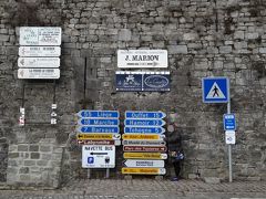 昼食後は、デュルビュイの街を散策します