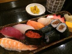 お昼御飯はお寿司にしました。これで1100円。味付けが、関西と違って甘くないなと思いました。