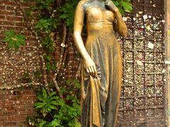 ご存知「ロミオとジュリエット」
はシエクスピアの小説として有名ですが
ベローナ近郊の作家ルイジ・タ・ボルト（1485年〜1529年）
が、ベローナに伝わる実話に基づいた話を小説にし
それが英訳されてイギリスに渡りシエクスピアの目に止まり
演劇として世に広まったのでした。

14世紀神聖ローマ帝国が衰退し、イタリアの多くの街では
皇帝派（ロミオ）と教皇派（ジュリエット）が
骨肉の争いを続けていました。
その時代両家に生まれた2人の
“ ピュア”ゆえに“ 一途”な哀しい恋の物語
『ロミオとジュリエット』
ロンドンでの舞台劇を始めとして全世界で
これまで数多く取り上げられてきましたよね。
ほんの少し有名所を挙げてみても
日本の舞台では　蜷川幸雄演出
ロミオ〜藤原竜也　ジュリエット〜鈴木杏や
宝塚でも演目に。
ブロードウェイでは
20世紀後半のアメリカ ニューヨークに舞台を移して
イタリア系アメリカ人とプエルトリコ系アメリカ人との
2つの異なる少年ギャング団の争いと、そこで出会った
2人の悲恋物語として１９５７年初演。
「ウエストサイド物語」として誕生。
１９６１年同名の映画化されこちらも大ヒットとなりました。
