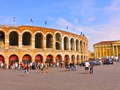 アレーナ・ディ・ヴェローナ（Arena di Verona）
円形闘技場は、紀元前1世紀に作られたとされ
ローマのコロッセオ、カプアの円形闘技場に次いで
イタリアでは3番目の規模です。
6月中旬から8月末頃まで
野外オペラの上演ばかりではなく
パバロッティ公演のような
色々なLIVEも開催されています。


