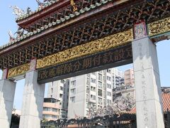 最初の目的地は
「龍山寺」

台北一古いパワースポット。
