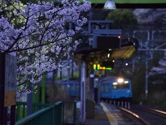 JR阪和線の始発電車に乗って本日のお題となる会場でもあります、夜が明けようとしている早朝の山中渓駅にやって来ました