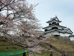 高速を白河ＩＣで下車。

白河市内の桜を見てみることにしました。

こちらは、白河駅すぐ北側の小峰城です。
１６３２年に白河藩初代藩主・丹羽永重が建てたお城を復元したもので、周囲は城山公園として整備されています。