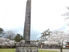 伊達政宗の片腕、片倉景綱の碑も公園内に建っています。