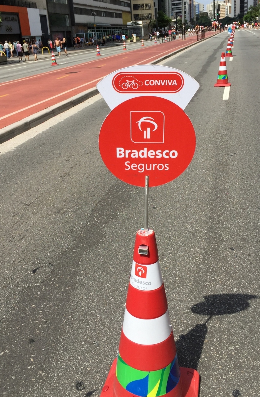 これブラデスコ銀行（ちなみに三●●京銀行と少しだけ提携しています）の看板。

消費者無視の銀行ばかりのブラジルですが、金を唸るほど持っているんで、宣伝広告は凄まじいばかりです。

これだけ為替の変動やら金利の高い国は.....金融機関が.....儲かる仕組みなんです....。