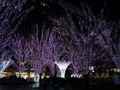 博多駅に戻るとイルミネーションが灯っていました。
冬の青とは違う春を思わせるピンク色。

ってか博多駅はいつからずっとイルミネーションやるようになったんだろう？